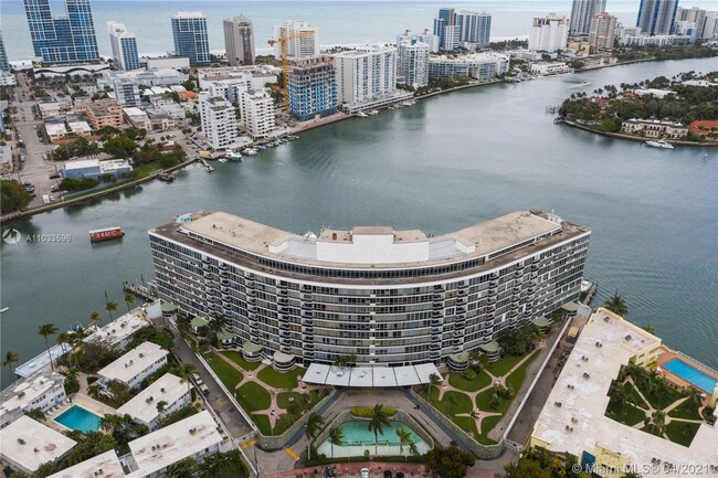Building Photo - 900 Bay Dr