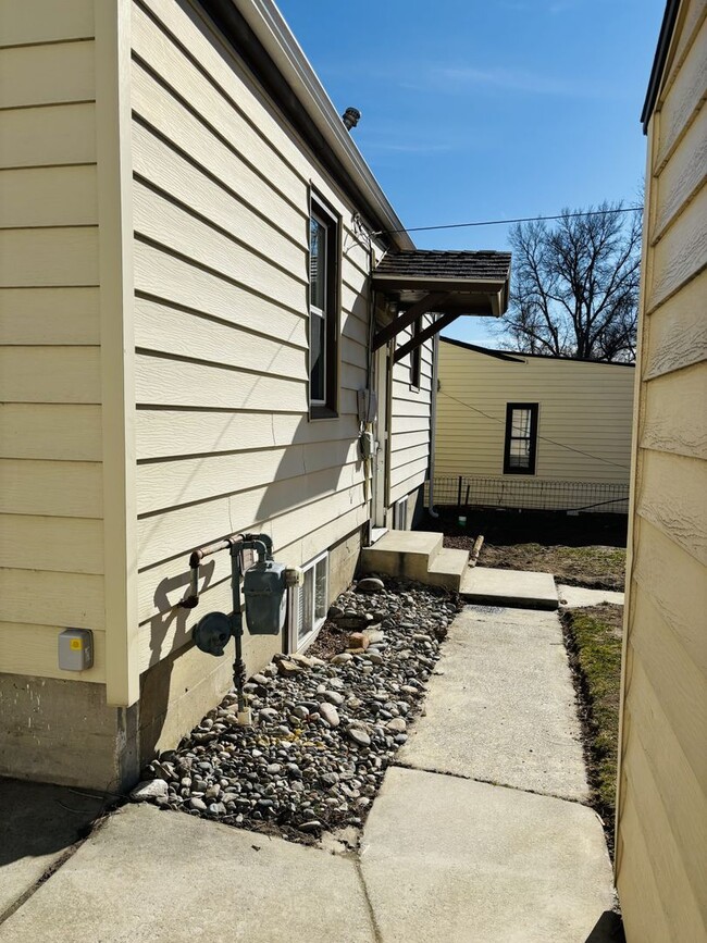 Building Photo - Freshly Remodeled with Free Shared Laundry