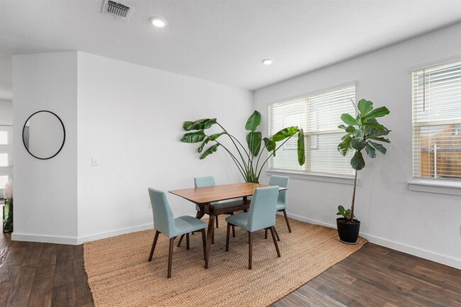 Building Photo - 3204 Egan Dr