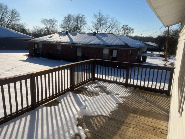 Building Photo - 2 Bed 1 Bath Duplex