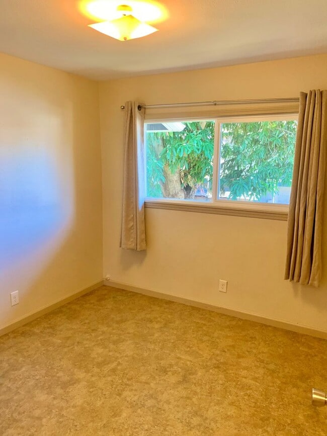 Building Photo - 3 Bedroom / 1 Bath House in Paia town! Walking distance from the beach!