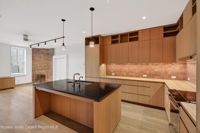 Building Photo - 316 Wall St