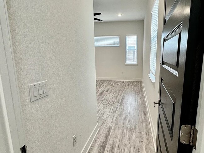 Building Photo - Modern Farmhouse montopolis