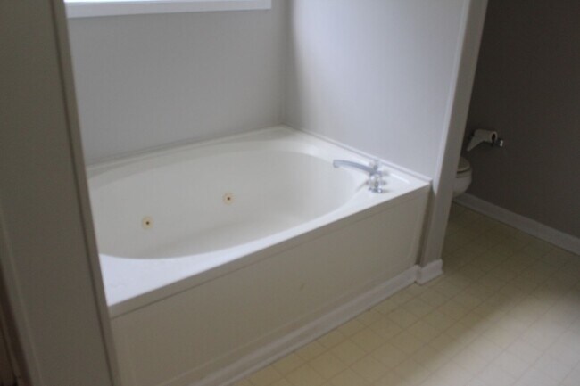 Building Photo - 325 Waterdown Dr