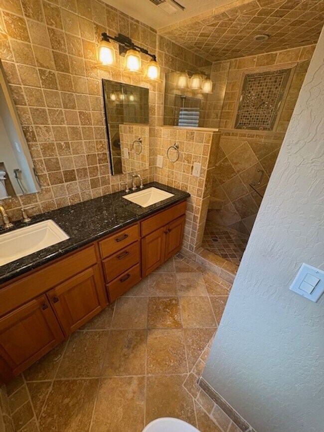 Building Photo - Los Gatos Family Townhome Ready for Move i...