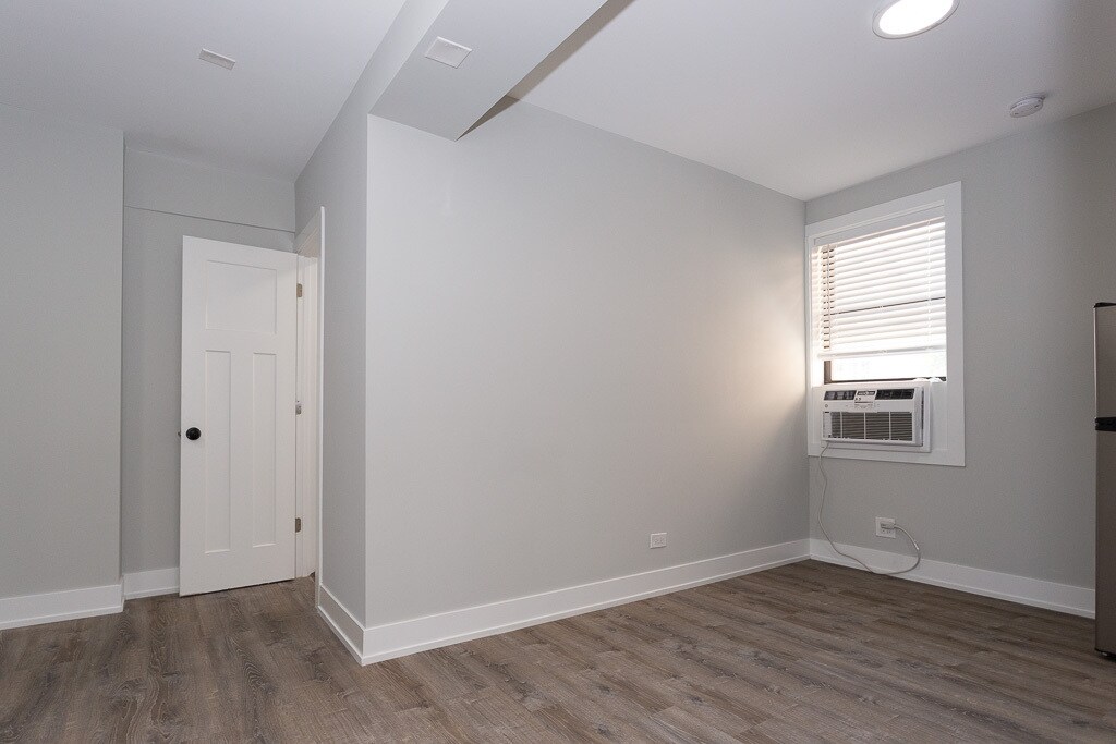 Building Photo - 508 W Belmont