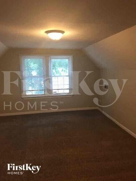 Building Photo - 2738 Ridgeland Ave