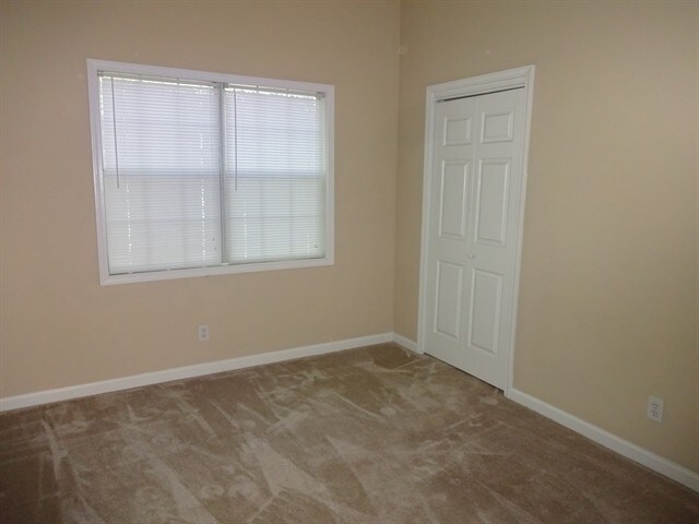 Building Photo - 875 Oaklen View Dr