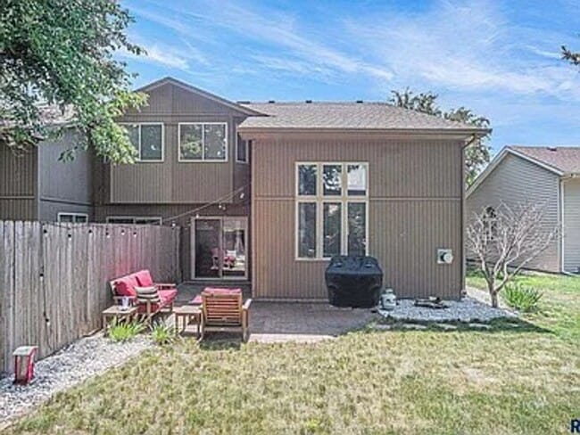 Building Photo - Charming 3-Bedroom Twin Home — 904?E?Jane?...