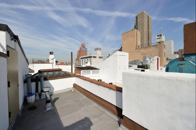 Building Photo - 446 W 50th St