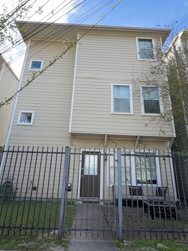 Building Photo - 1828 Fletcher St