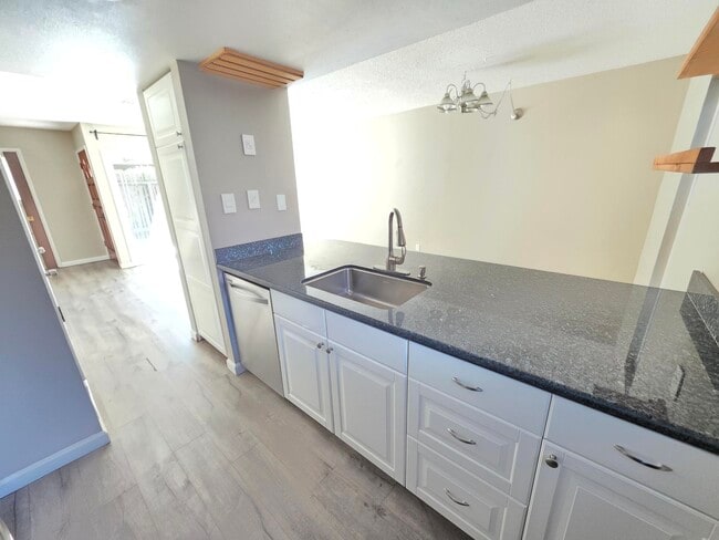 Building Photo - 5472 Roundtree Pl