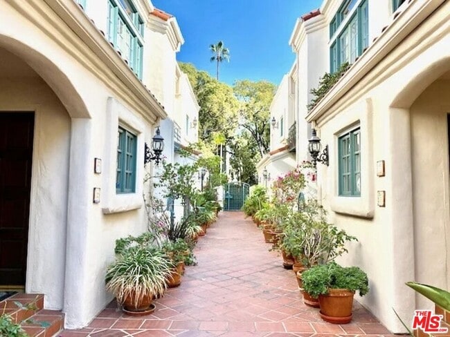 Building Photo - 1123 Flores St