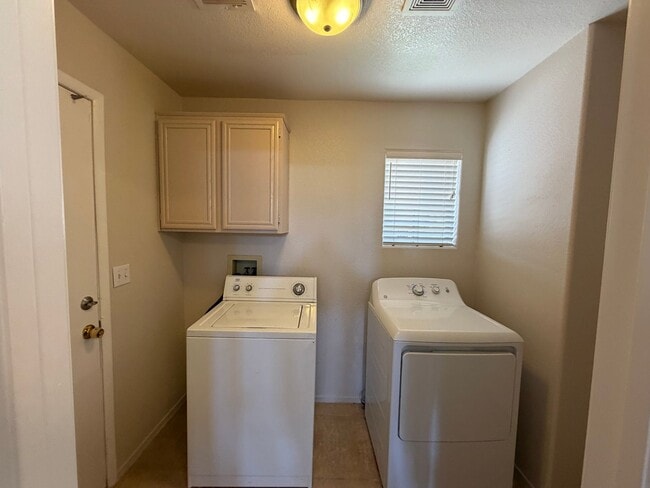 Building Photo - Corner lot townhome