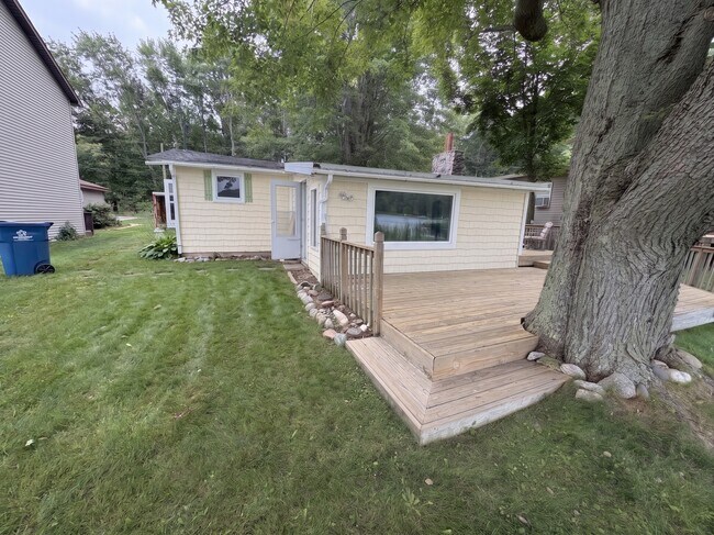 Building Photo - 1353 N Cedar Lane Rd