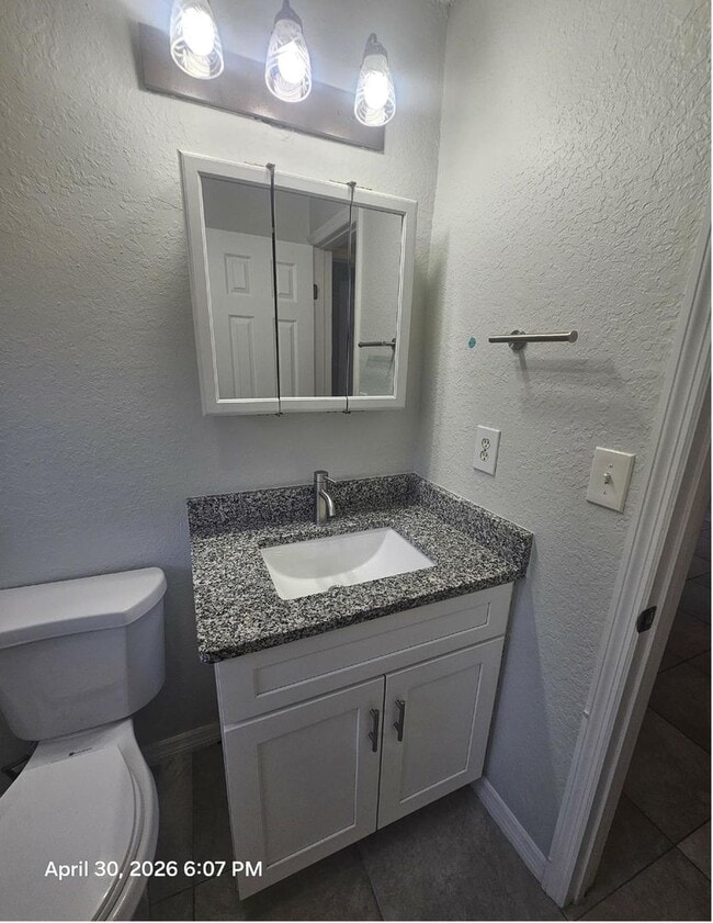 Building Photo - Beautiful and cozy 2/1 apartment available now!