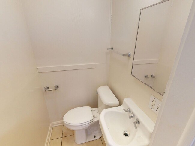 Building Photo - 166-168-168 E 11th Ave