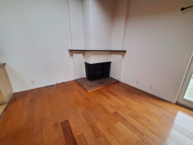 Building Photo - Kentfield 3x2 Flat + detached office, fron...