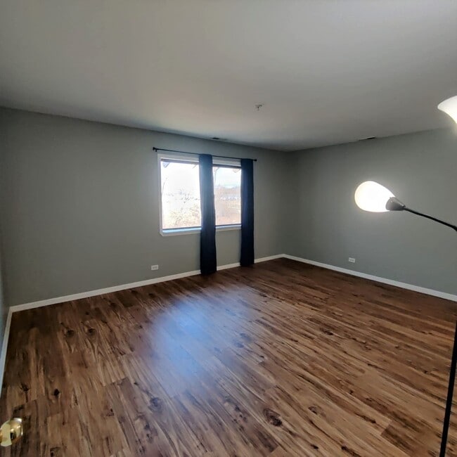 Building Photo - 21W581 North Ave