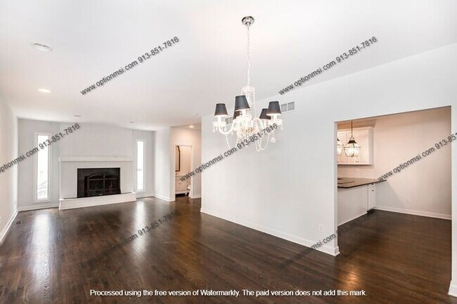 Building Photo - Fantastic Plaza location!!