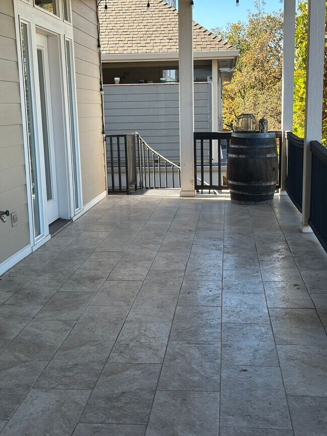 Building Photo - Amazing Price! Amazing Location!