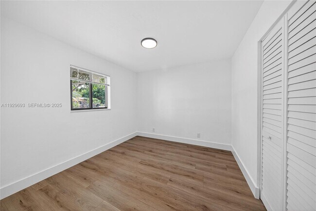 Building Photo - 2633 NE 13th Ave