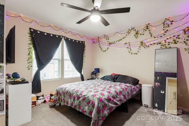 Building Photo - 467 Switch St