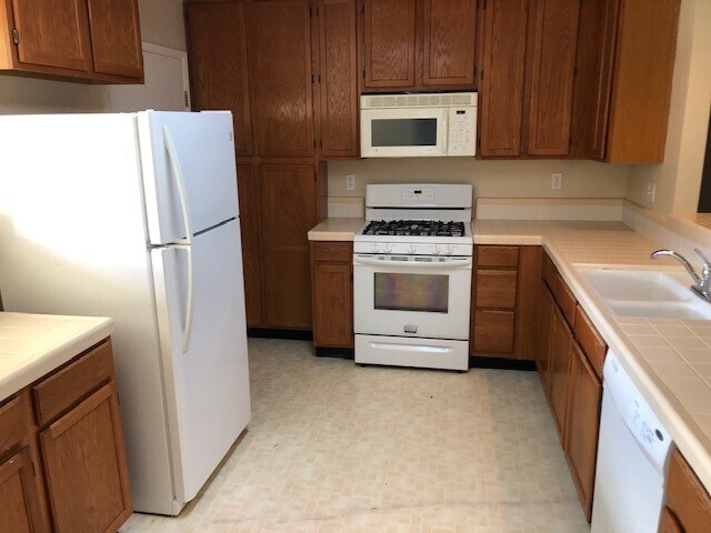 Building Photo - Nice 3bd/2bth home with private yard!