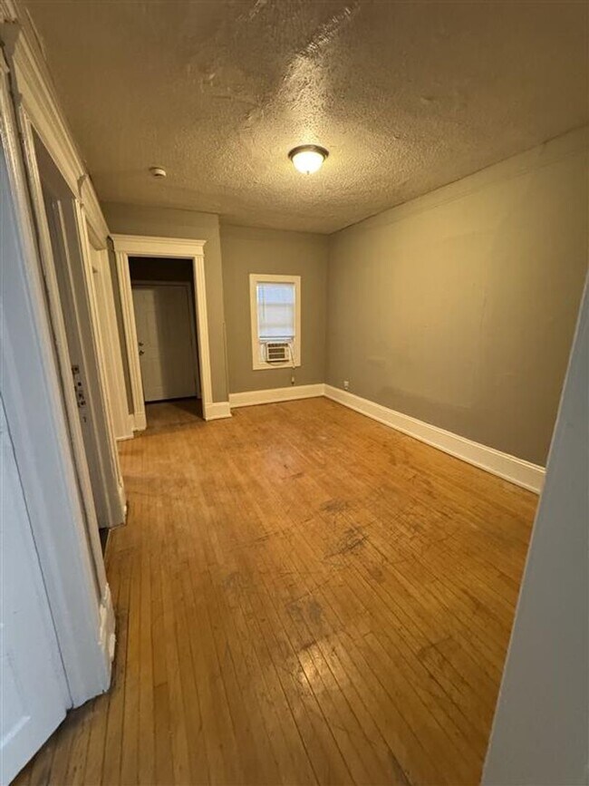 Building Photo - Spacious 4BR Upper Duplex Unit in the Hear...
