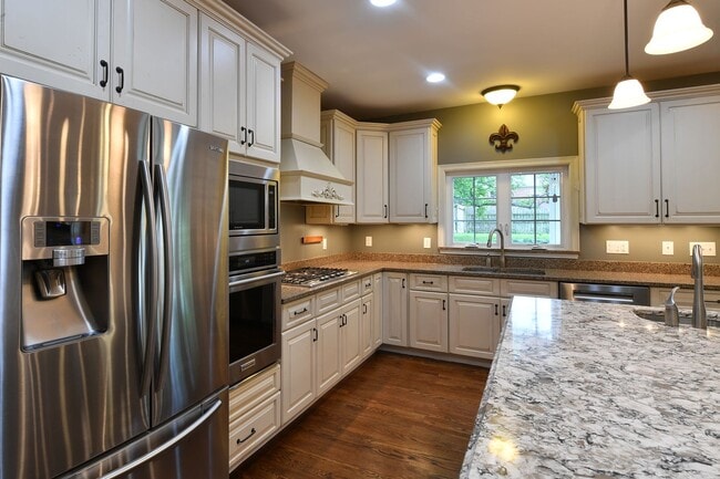 Building Photo - Kirkwood 5 bedroom / 3 full bathroom home