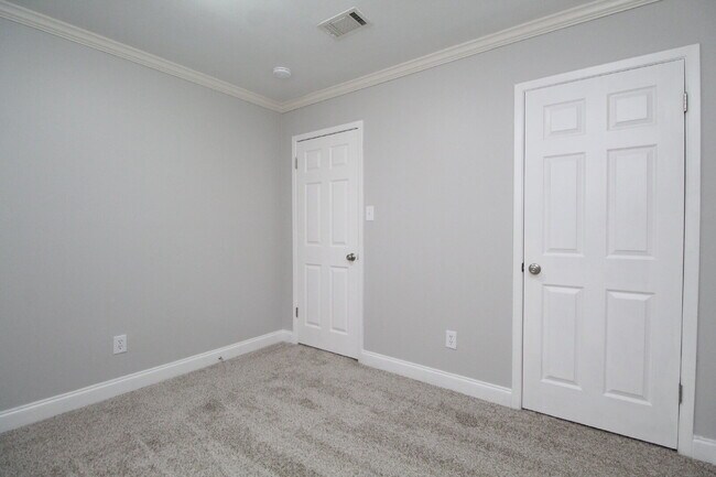 Building Photo - Updated Northeast Pensacola 3BR End-Unit Townhome Near UWF & Cordova Mall with Fresh Paint, New C...