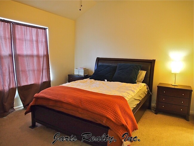 Building Photo - Fantastic Latigo Townhome Near Dining, Sho...