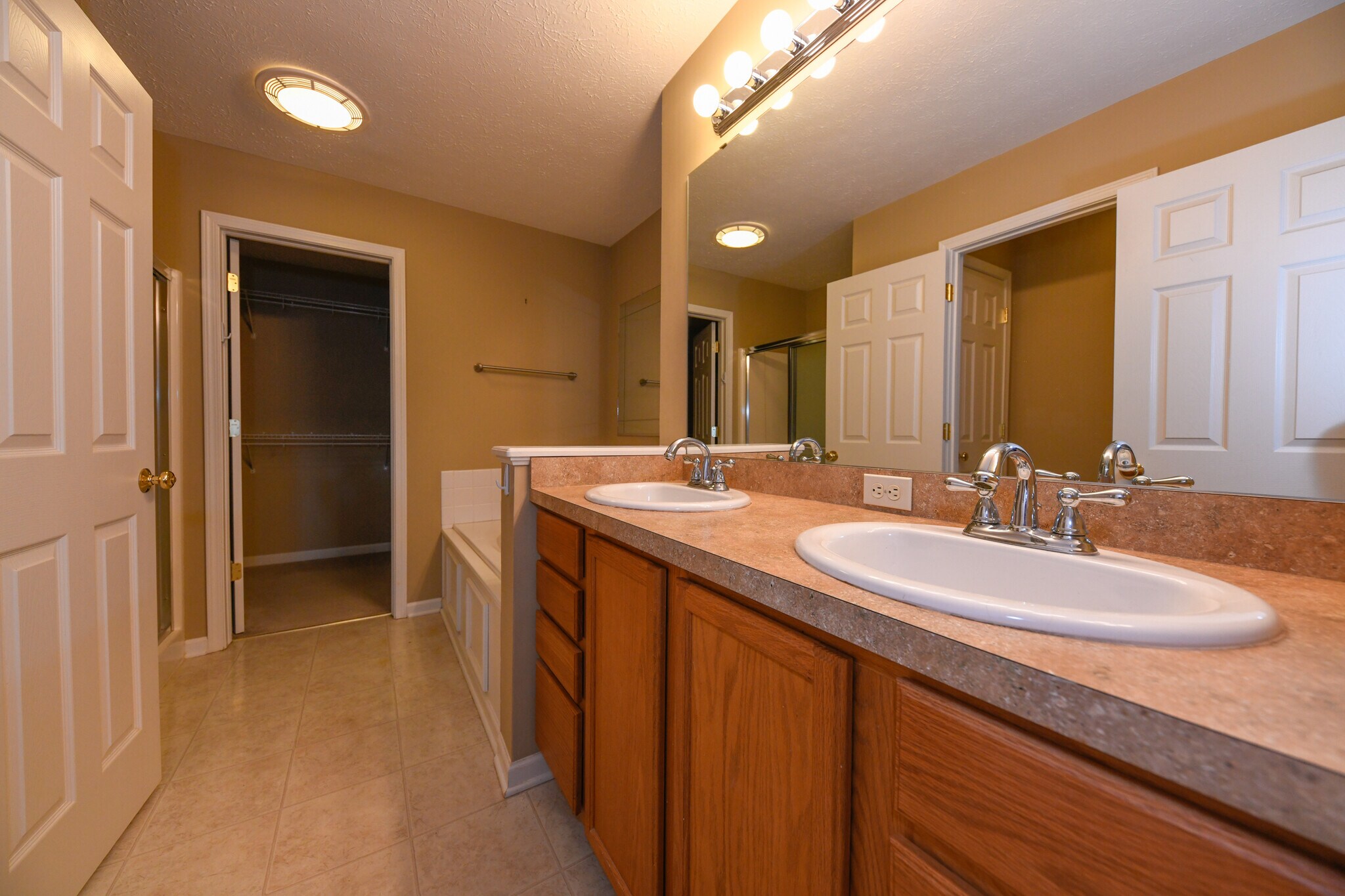 Building Photo - 5845 Crescent Ridge Dr