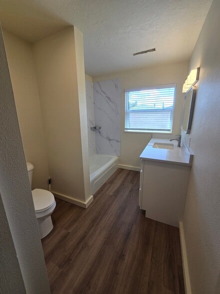 Building Photo - 405 N 16th Ave
