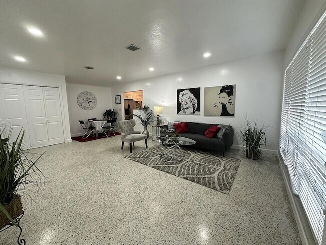 Building Photo - 950 E Dayton Cir