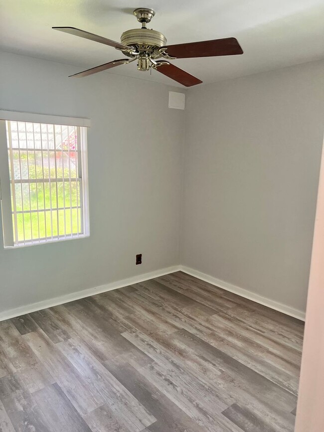 Building Photo - CHARMING 2 BEDROOM, 1 BATH HOME 3 BLOCKS F...