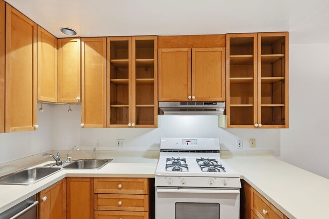 Building Photo - Spacious Two Bedroom Condo in Potrero Hill - Please Contact for Showing Availability!