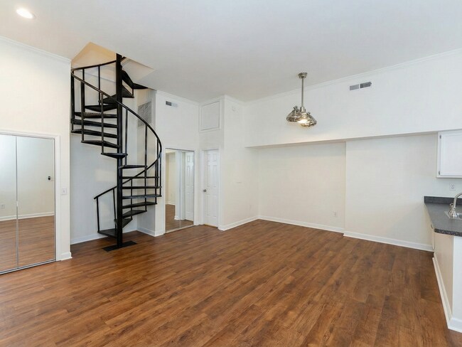 Building Photo - 235 King St