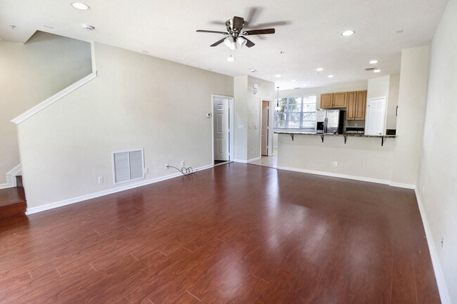 Building Photo - 143 Greenwich Cir