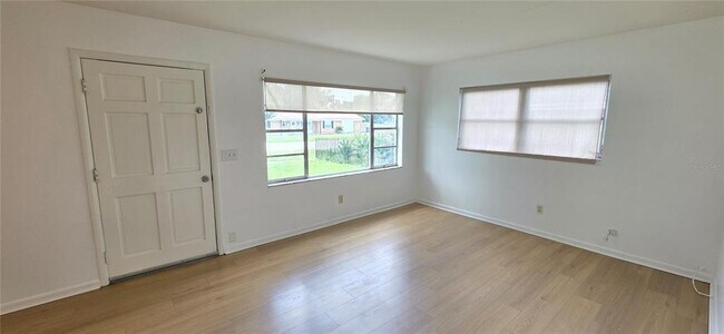 Building Photo - 410 S Oakwood Ave