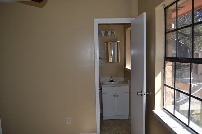 Building Photo - House for Rent