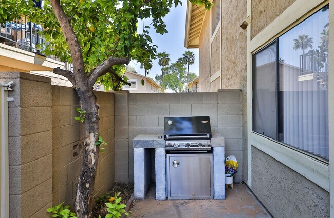 Building Photo - Desert Vibes & Modern Living in the Heart ...