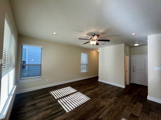 Building Photo - Fabulous Townhome in New Braunfels 3/2.5 ~ Minutes from Gruene ~ Move in Ready!