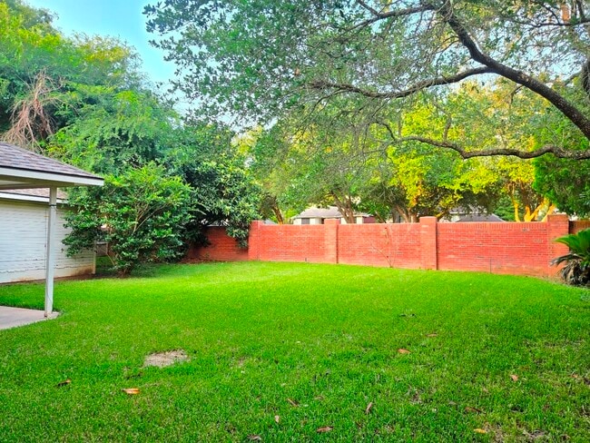 Building Photo - 1611 Monvale Ln