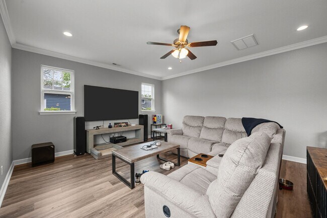 Building Photo - Spacious 6-Bedroom Home with Private Backyard in Norfolk