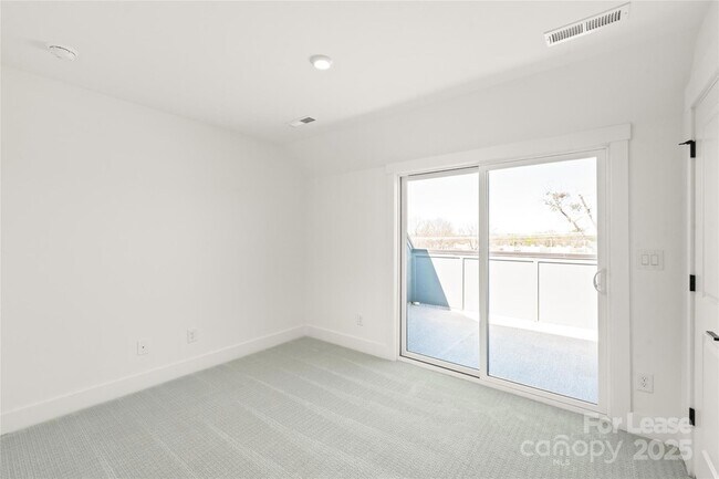 Building Photo - 425 Blairhill Rd