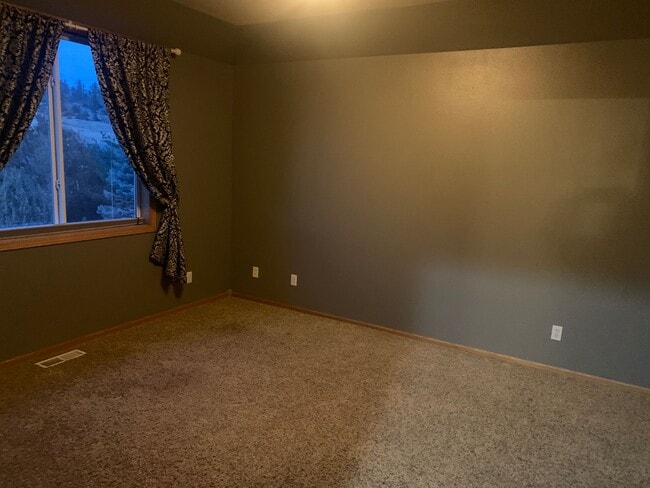 Building Photo - 5 Bedroom 3 Bathroom Home In Briarwood
