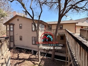 Building Photo - 402 N Fredericksburg St