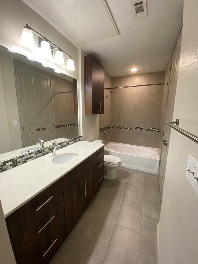 Building Photo - 1800 St Joseph Pkwy