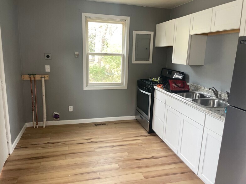 Kitchen/Laundry - 306 E Fischer St